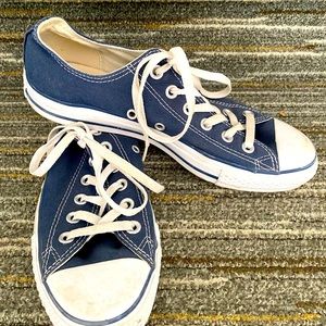 Converse lace up. W size 9 men’s size 7